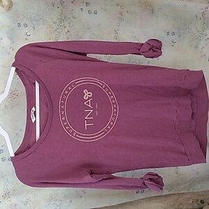 TNA Women's Size XXS Spellout Graphic Rolled Sleeve Casual Wide Neck Top T-shirt